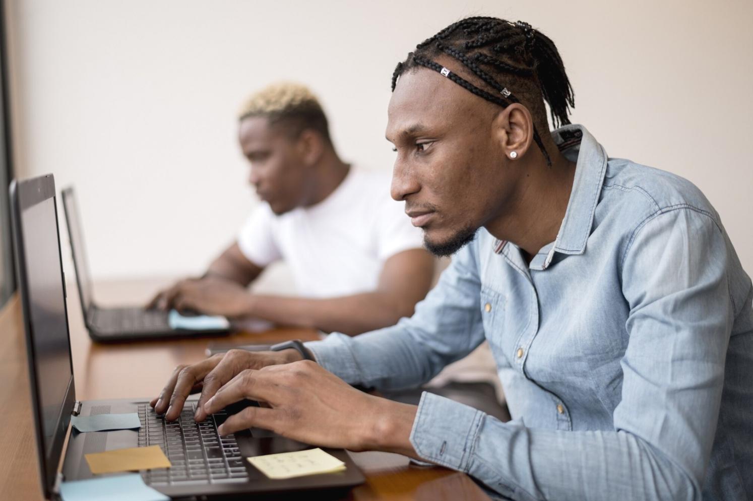 Profesionales trabajando en análisis financiero con gráficos y datos